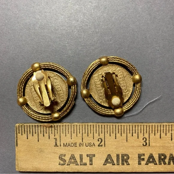 Vintage French coin gold tone clip earrings - Picture 3 of 3
